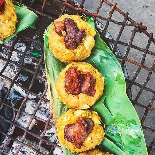 26. Peru'da en sevilen sokak kahvaltısı tacacho con cecina; bir tür muzdan yapılmış yuvarlak kızartmalar üzerine domuz eti.