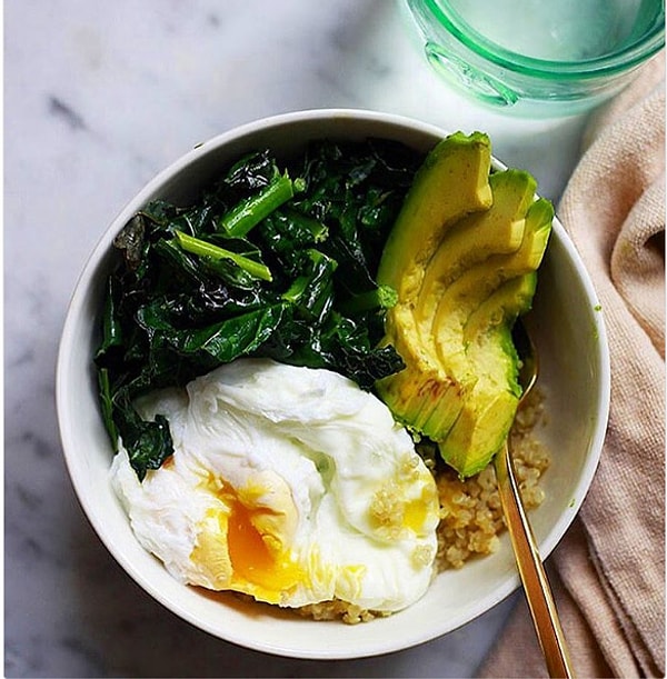 3. Пиала с яйцом, зеленью и авокадо
