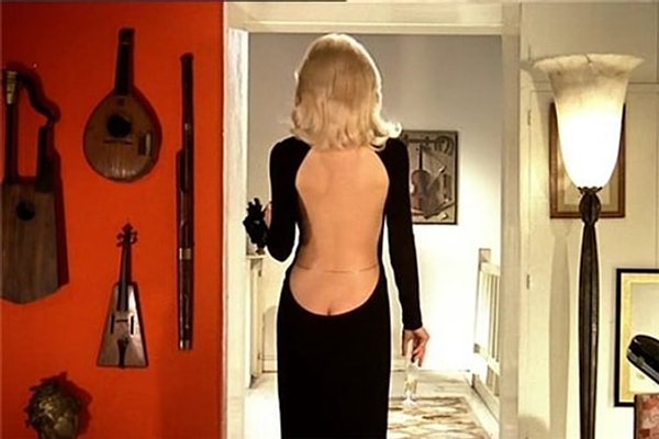 6. Девица постоянно пытается привлечь внимание посредством одежды