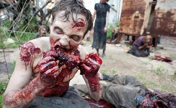 11. "The Walking Dead" setinde yemek vakti geldiğinde zombileri oynayanlarla insanları oynayan oyuncular farklı masalarda yemek yiyormuş.