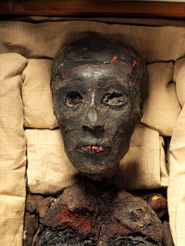 18. King Tutankhamun (1341 BC- 1323 BC) :  EGYPT