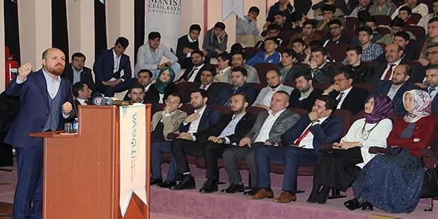 Öğrenciler salonu terk etmeye çalışınca gerginlik çıktı
