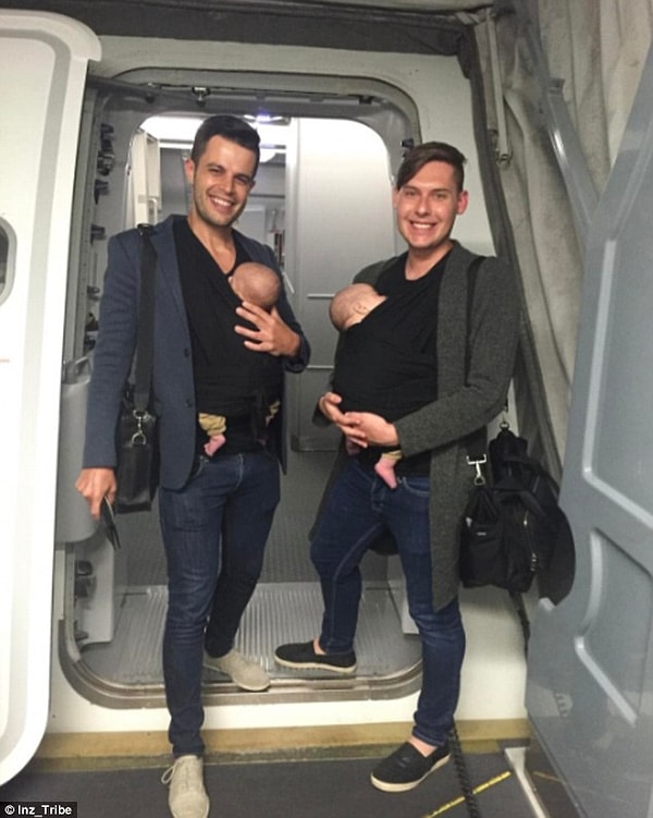 İki eşcinsel baba, Qantas adlı hava yolu şirketinin CEO'su Alan Joyce'un desteği için aynı hava yolunun bir jetinde içinde iki çocuklarını kucaklarında taşıdıkları bir fotoğraf paylaştılar.
