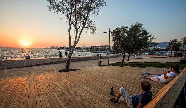 İzmir Büyükşehir Belediyesinin Bostanlı kıyılarında yaptığı düzenleme kapsamında "Bostanlı Gün Batımı Terası" ve "Bostanlı Yaya Köprüsü" projeleri, geçtiğimiz yaz aylarında tamamlanarak kullanıma açılmıştı.