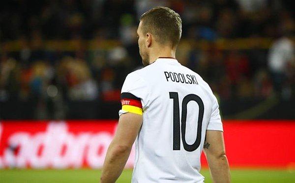 Almanya ile İngiltere arasında oynanan özel maça ilk 11'de kaptan olarak başlayan Galatasaraylı Lukas Podolski, 130 maçlık milli takım kariyerine son noktayı koydu.