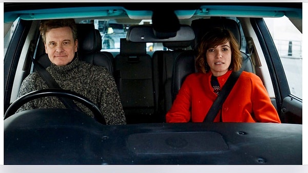 13. А вот Джейми (Колин Ферт) не появился в трейлере, однако несколько дней назад был опубликован кадр из предстоящего фильма, где он сидит в свитере в машине рядом с Аурелией