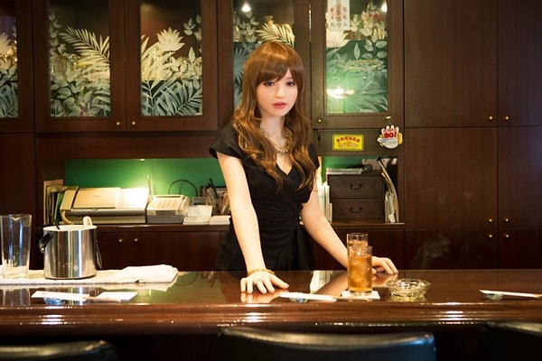 10. Девушка за барной стойкой, конечно же...?