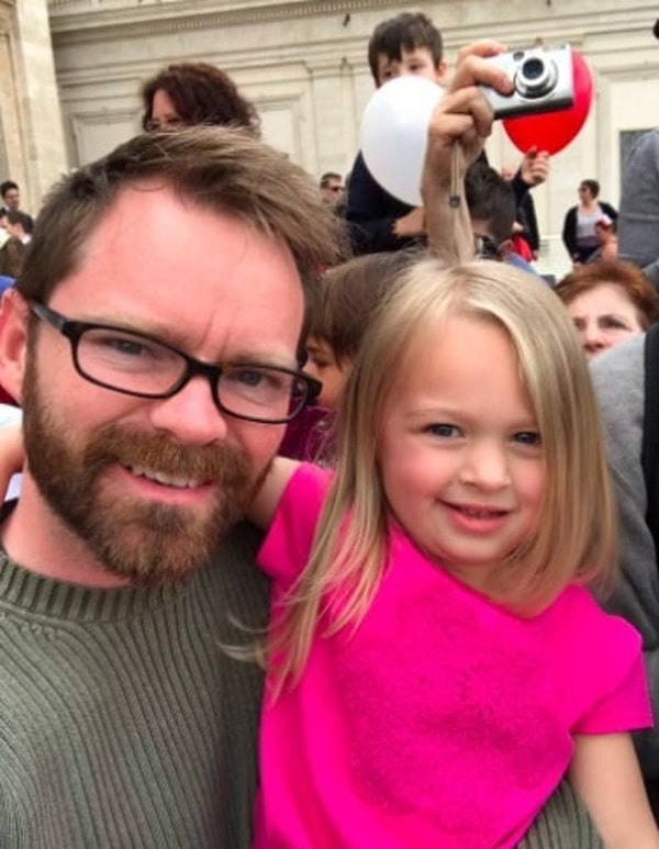 1. Знакомьтесь, 3-летняя Эстелла и ее крестный, 42-летний Маунтин Буторак, организующий католические паломничества. Они оба из Джорджии, США. На днях они вместе со своей семьей ждали три часа, чтобы увидеть папу на Площади Святого Петра в Риме.