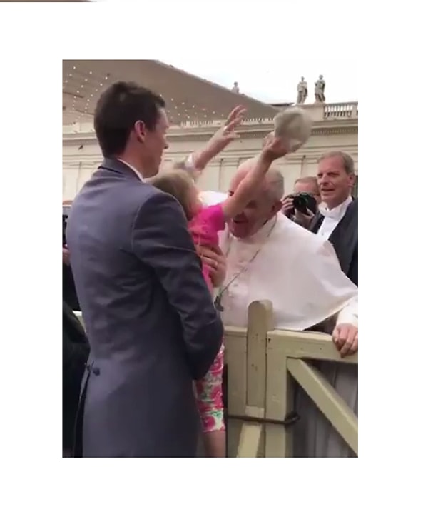 3. А Эстелла в свою очередь стянула с него шапочку!