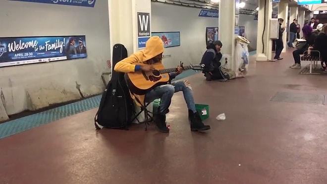 Şikago Metrosunda Muhteşem Bir Performans Sergileyen Sokak Müzisyeni Kadın