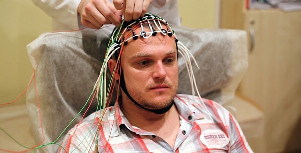Zürih Üniversitesi'nden profesör Nicholas Langer, bu durumun sebebini ortaya çıkarmak üzere bir EEG çalışması yürüttü.