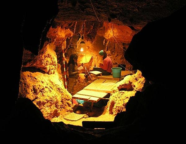 Bir süredir İspanya'daki El Sidrón Mağarası'nda gerçekleştirilen araştırmalarda 50.000 yıllık Neanderthal kemiklerine rastlandı.