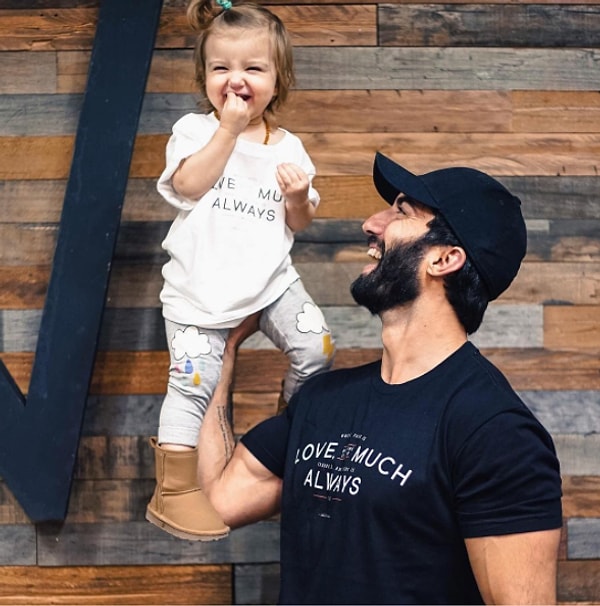 14. А тут она помогает Джастину делать зарядку