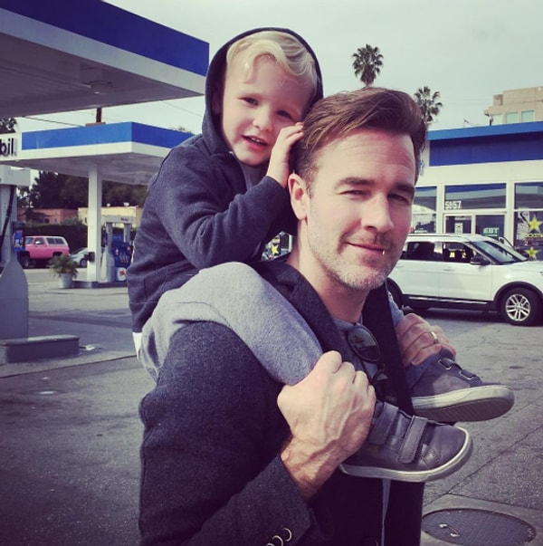 17. Джеймс Ван Дер Бик катает своего сына