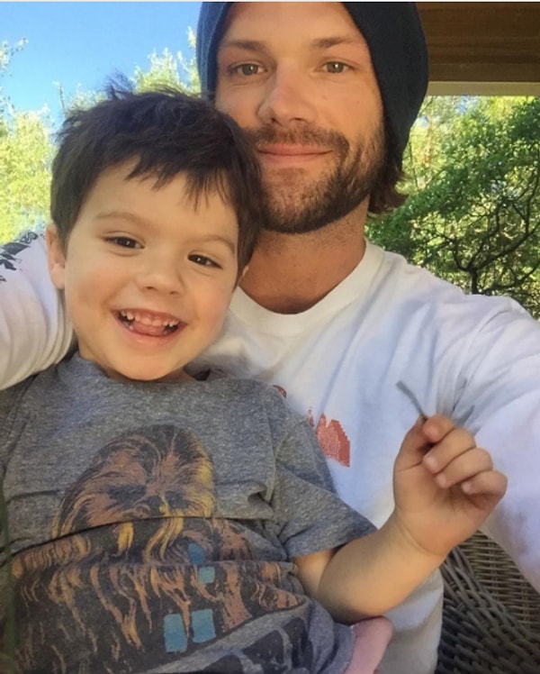 33. Его коллега Джаред Падалеки делает селфи со своим сыном