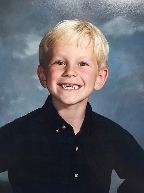 Gigi Gorgeous, Gregory Allan Lazzarato adıyla 1992 yılında Kanada'da dünyaya geldi.
