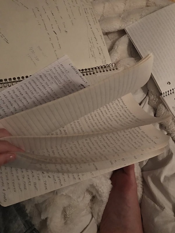 6. "Я была настолько шокирована, что сперва даже не могла плакать", - говорит девушка, листая страницы тетрадей, исписанных дедушкиным почерком.