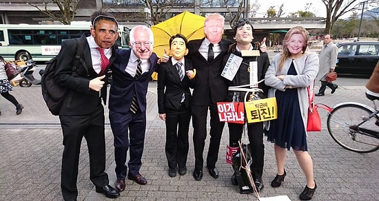 Студенты этого университета приходят на выпускной в необычных костюмах: Хэллоуин отдыхает