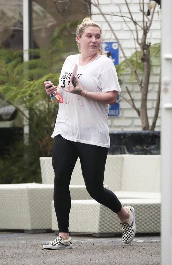 11. Pilatese giderken görüntülenen pop şarkıcısı Kesha, aldığı kilolarla görenleri şaşırttı.