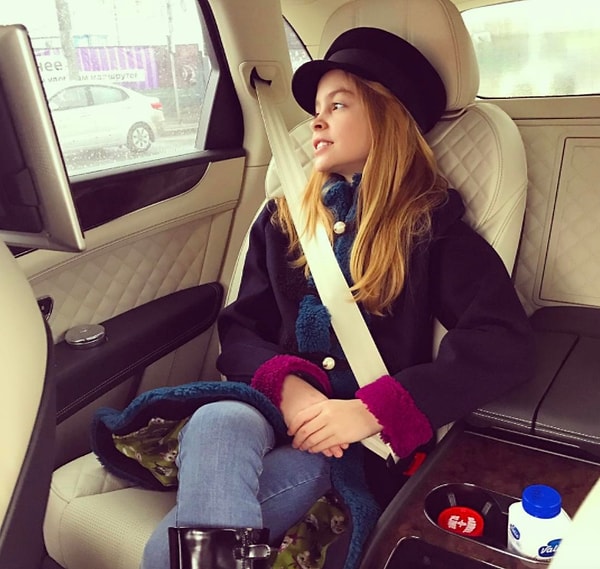 4. В элитную московскую школу девочка ездит на Rolls-Royce и Maybach.