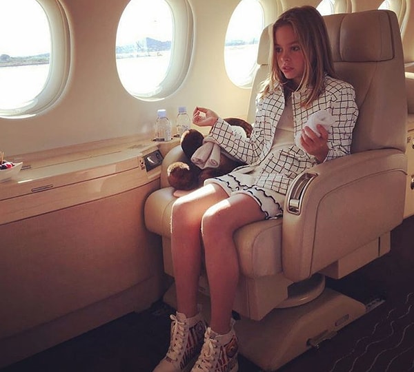 7. На каникулы Ева летает исключительно на частном самолете.