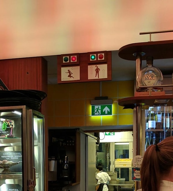 6. Кафе, в котором тебе подскажут занят или свободен туалет.