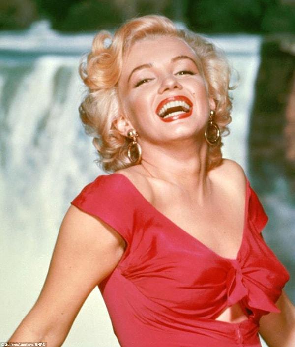 Öne çıkan fotoğraflar arasında Monroe'nun kırmızı bir elbise içerisinde muhteşem gülüşünü gösterdiği bu fotoğraf da var.