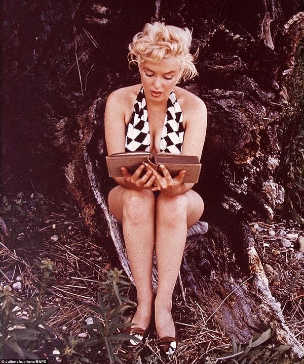 Eve Arnold tarafından çekilen bu sıradışı fotoğrafta Monroe kitap okuyor.