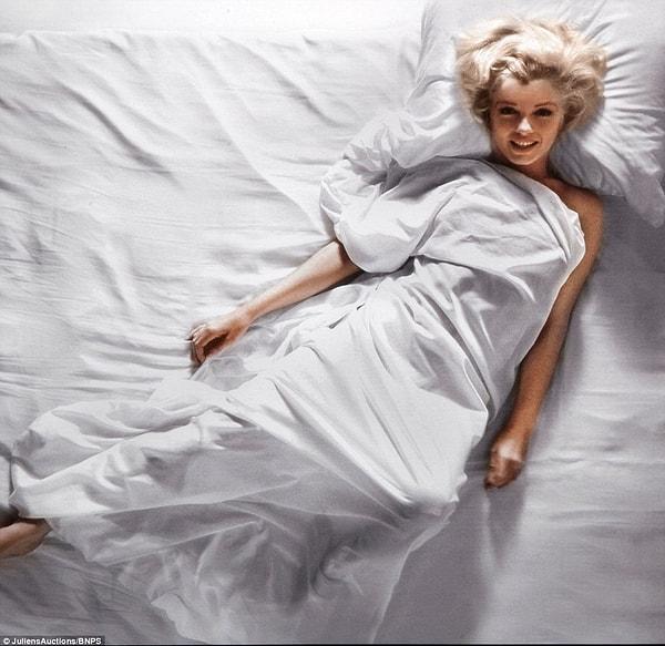 Monroe'nun Kasım 1961'de çekilen meşhur 'Nude In White Silk Sheet' serisinin en göze çarpan fotoğrafı.