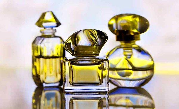 9. Parfümünüzün şişesini kapağı kapalı bir durumda kuru ve güneş ışığından uzak bir ortamda saklarsanız, bozulmasını da önlersiniz. Böylece parfümünüz  tüm performansını göstermeye davam edebilir.