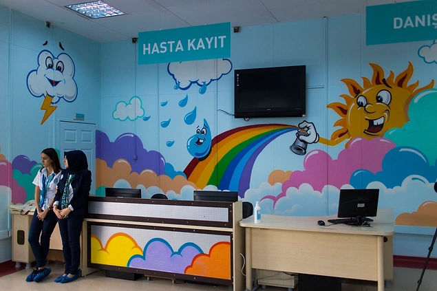 Boyalı Eller'in yeteneğiyle buluşmuş Okmeydanı Eğitim ve Araştırma Hastanesi Çocuk Acil Bölümü