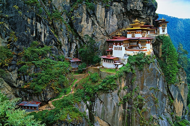 According to the generally accepted tales told in his province, Li was able to read and write as a child. By his tenth birthday he had traveled in Kansu, Shansi, Tibet, Annam, Siam, and Manchuria gathering herbs.