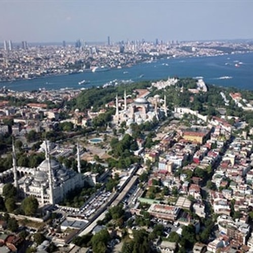 Bugün, İstanbul Valiliği ve Büyükşehir Belediyesi’nin yönetim merkezleri Tarihi Yarımada sınırları içinde yer almaktadır.
