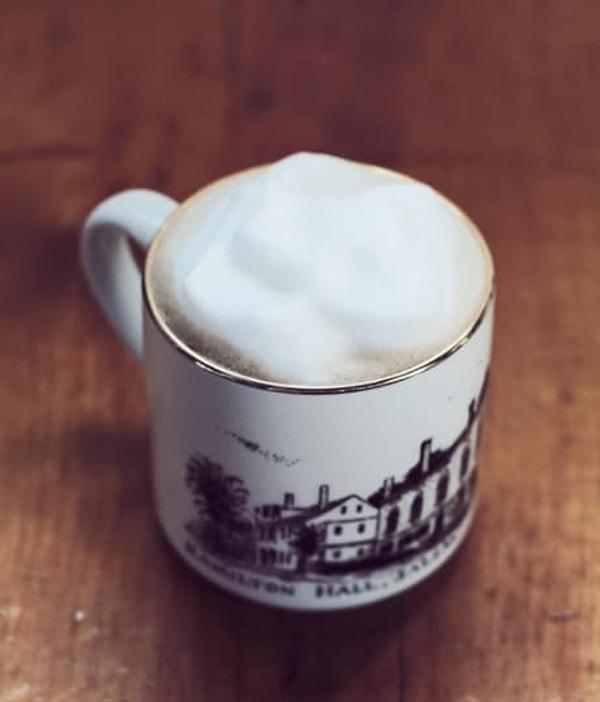 11. Kahvenize köpüklü sıcak süt koymak istiyorsanız, önce bir kavanozda çalkalayıp sonra mikrodalga fırında ısıtabilirsiniz.