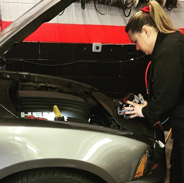 9. Считаете, что девушки не могут нормально отремонтировать автомобиль?