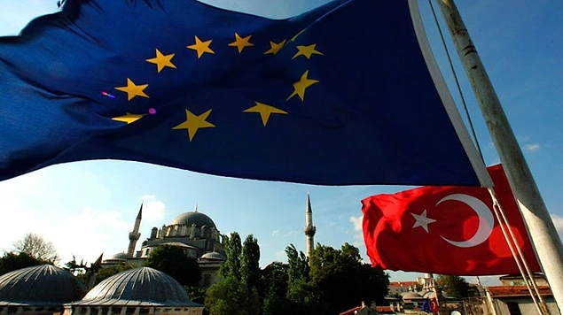 Türkiye'nin Avrupa Konseyi üyeliğinden kaynaklanan yükümlülükleri yerine getiren ülke olmaktan çıktığını belirtilip "denetim sürecine” alınması isteniyor.