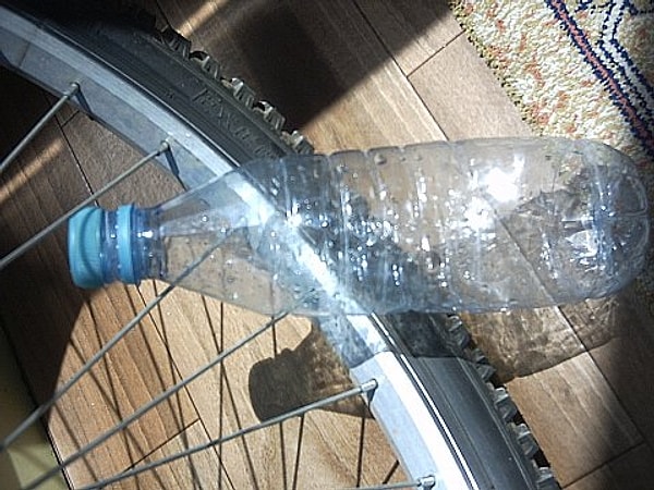 11. Motor sesi çıkarmak adına bisikletin tekerleğine sıkıştırdığımız pet şişe.