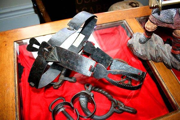 Kanada'nın Ontario eyaletinde yaşayan Steve Santini şimdilik dünyanın en geniş işkence aleti koleksiyonuna sahip.