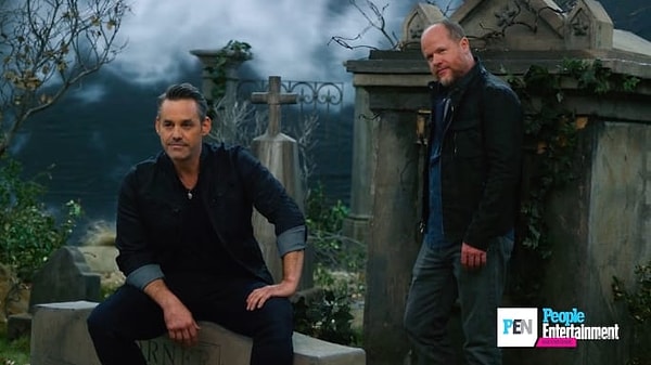 8. Режиссер фильма позирует рядом с Николасом Брендоном, укравшим наши сердца в образе Ксандера.