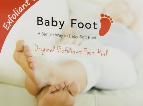 Ayağınızın altında kuru pullar oluşuyorsa, Baby Foot marka pulları dökmeye yardımcı olan maskeyi deneyin.