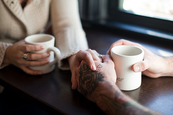 8. Протяните руку через столик в кафе и на секунду коснитесь руки партнёра.