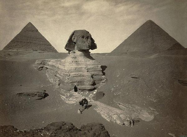 23. Büyük Gize Sfenksi için yapılan kazı çalışmalarının yeni başladığı zamanlarda çekilmiş bir fotoğraf, 1860'lar.