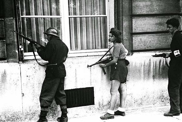 7. Fransız direniş savaşçısı Simone Segouin'in 18 yaşında Paris'in kurtuluşu sırasında çekilmiş fotoğrafı, 19 Ağustos 1944.