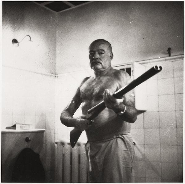 10. Bir av tüfeğiyle poz vermiş olan Ernest Hemingway, 1954.