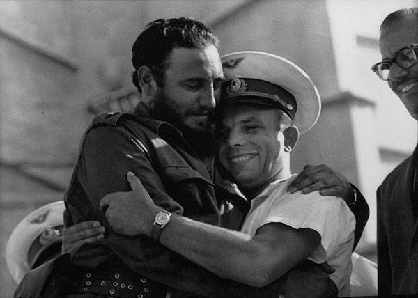 14. Kozmonot Yuri Gagarin'in kucağına oturan Fidel Castro, Küba, 1961.