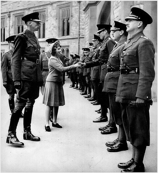 15. 16 yaşındaki Prenses Elizabeth alay subaylarıyla tanışırken, 1942.