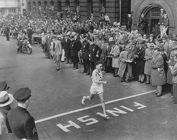 13. Hiroshima'ya atılan atom bombasından kurtulmuş Shigeki Tanaka'nın Boston Maratonu'nu kazandığı an, 1951.