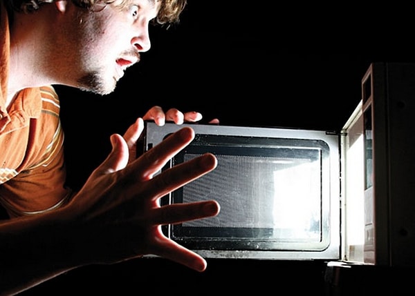 10. Пробовали остановить микроволновку за 1 секунду до выключения? Возникает ощущение, что вы спаситель, не правда ли?