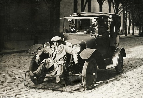 2. Автомобиль с сеткой для пешеходов