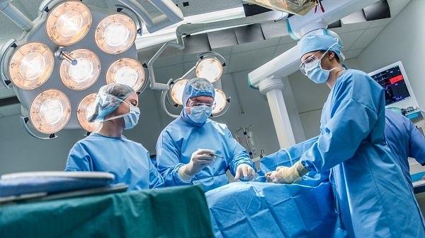 Operasyon 20 milyon dolara mal olacak ve doktorlardan, hemşirelerden ve teknisyenlerden oluşan 150 kişilik bir takım gerekli.